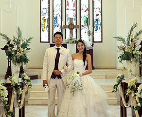 歴史あるステンドグラスの前での撮影の様子