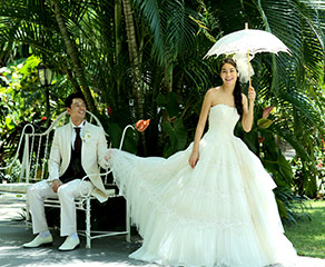 花々や緑に囲まれたガーデンでの撮影の様子