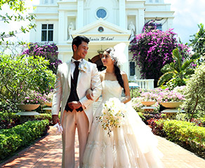 ガーデンバージンロードでの撮影の様子