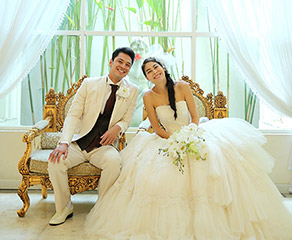 サロン内ではアンティークのインテリアでの撮影の様子