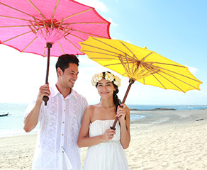 青い空と砂浜が輝くビーチでの撮影の様子