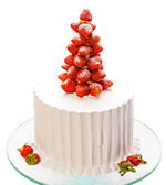 赤いイチゴがそびえたつストロベリータワーケーキの写真