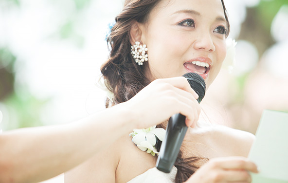 参列者の前でスピーチをする花嫁の写真